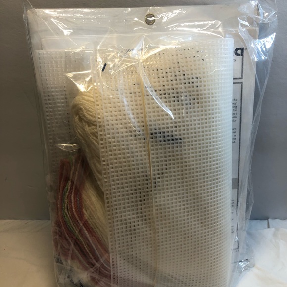 Vintage Bucilla Plastic Canvas Organizer Tea Rose Pattern Gold Plated Needle New - Picture 2 of 9